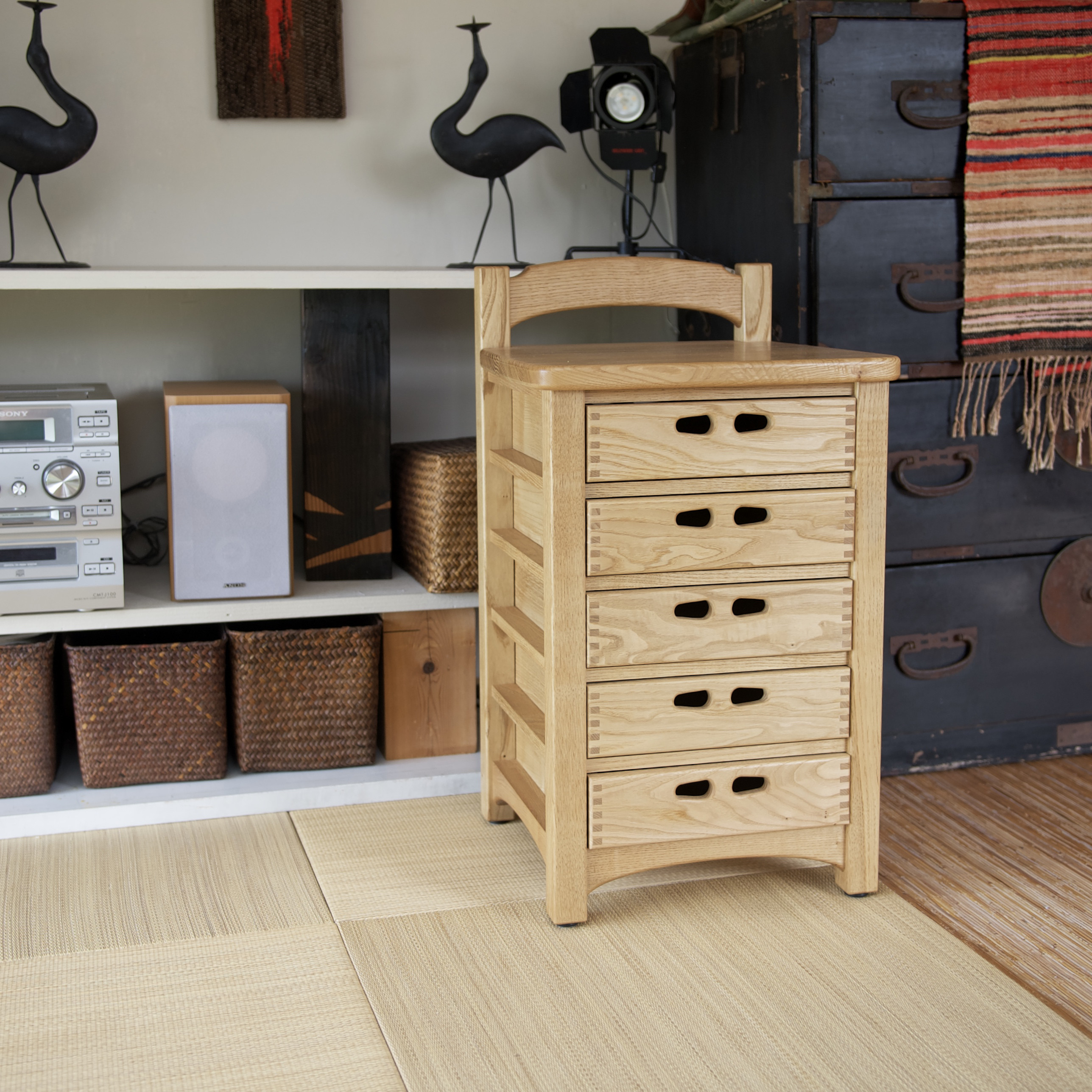 【受注制作】5段のドロワーズチェストチェア 　クリの木　背の高いタイプ　引き出し付きイス　書斎椅子