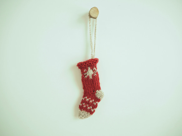 手編みのちいさな靴下オーナメント(雪・赤グレージュ) 1枚目の画像