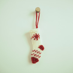 手編みのちいさな靴下オーナメント(雪・白レッド) 1枚目の画像