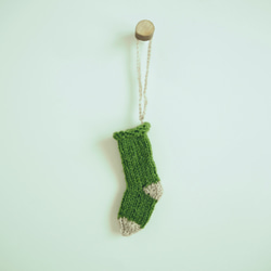 手編みのちいさな靴下オーナメント(緑グレージュ) 1枚目の画像