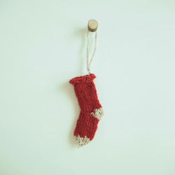 手編みのちいさな靴下オーナメント(赤グレージュ) 1枚目の画像