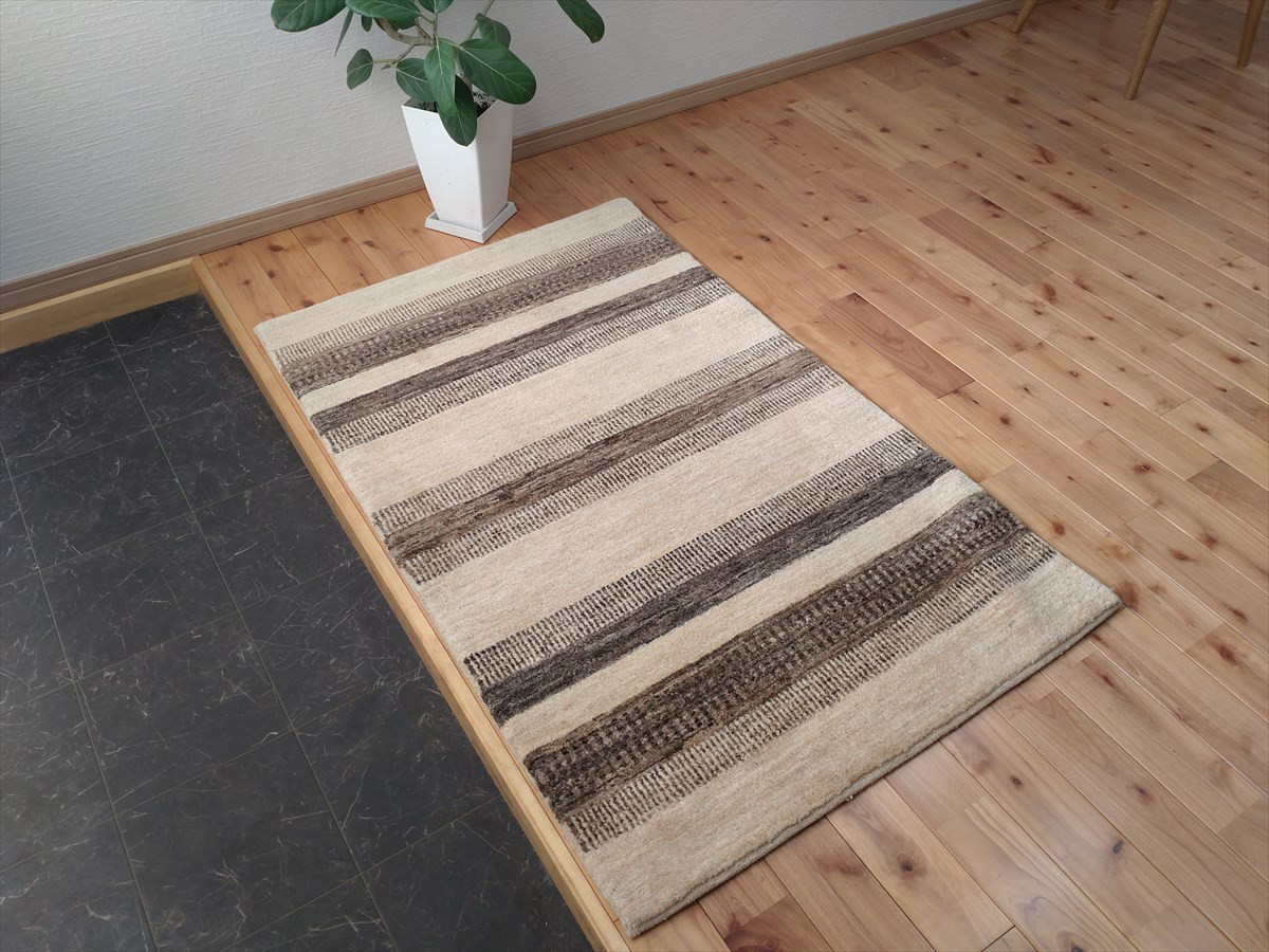 【モダンリビングに掲載されたガゼニラハット】夏は涼しく冬は暖かい天然ラグ　124x80cm　P14