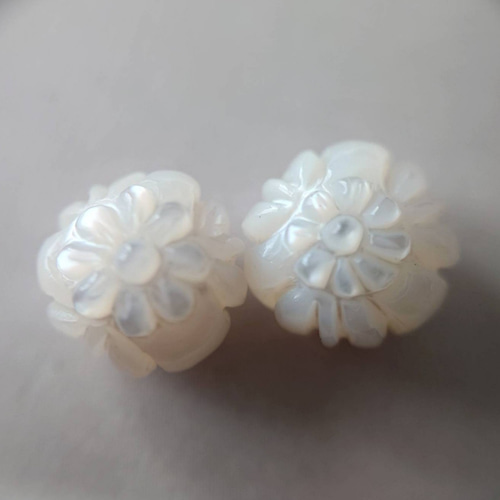 14kgf淡水パール蓮カービングピアス