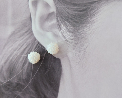 1点のみ マーガレットのカービング 淡水パール ピアスにお仕立てします