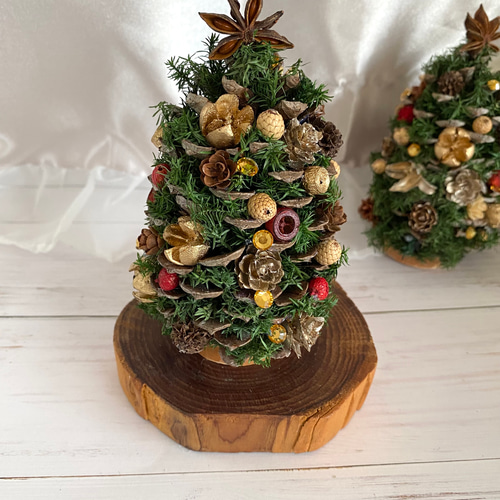 省スペースで飾れる大王松のクリスマスツリー 木の実＆ゴールドライン