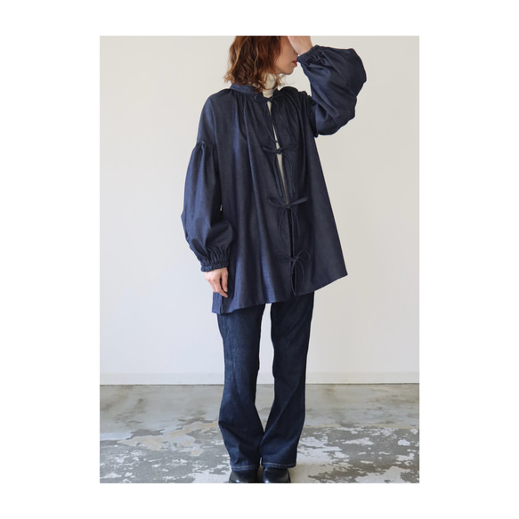 岡山県倉敷児島デニムで魅せる、ボリューム袖リボンチュニックブラウス／デザインデニムブラウス／インディゴ 