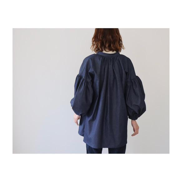 岡山県倉敷児島デニムで魅せる、ボリューム袖リボンチュニックブラウス／デザインデニムブラウス／インディゴ 