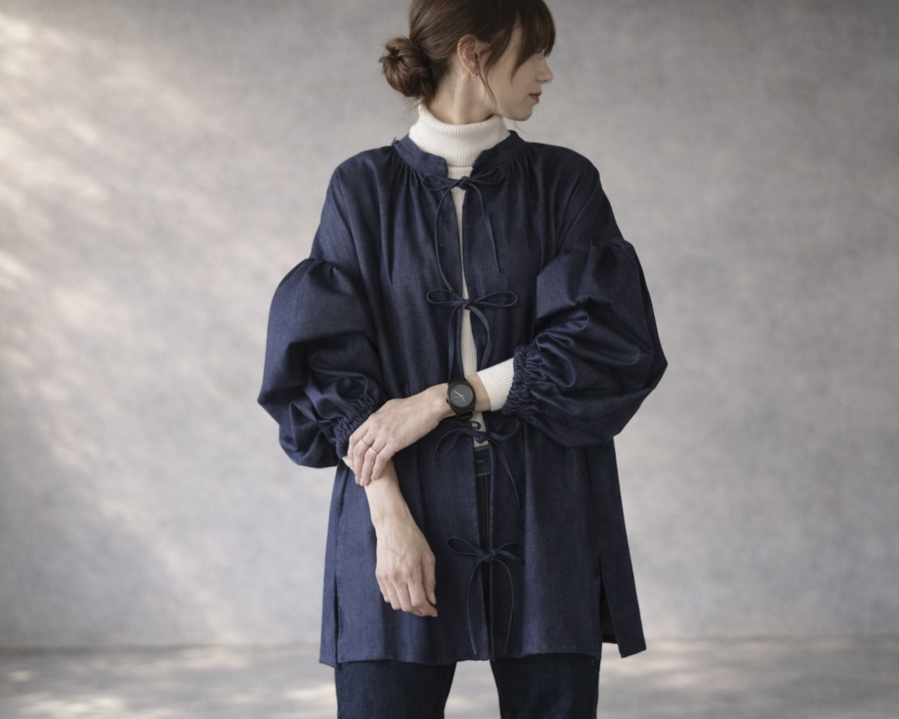 岡山県倉敷児島デニムで魅せる、ボリューム袖リボンチュニックブラウス／デザインデニムブラウス／インディゴ