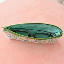 リバティプリント使用　コロンとかわいいメガネケース・ペンケース　オフホワイト小花柄 5枚目の画像