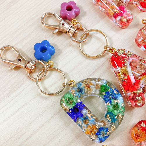 イニシャルとカラーが選べる】お花いっぱい大人のイニシャル