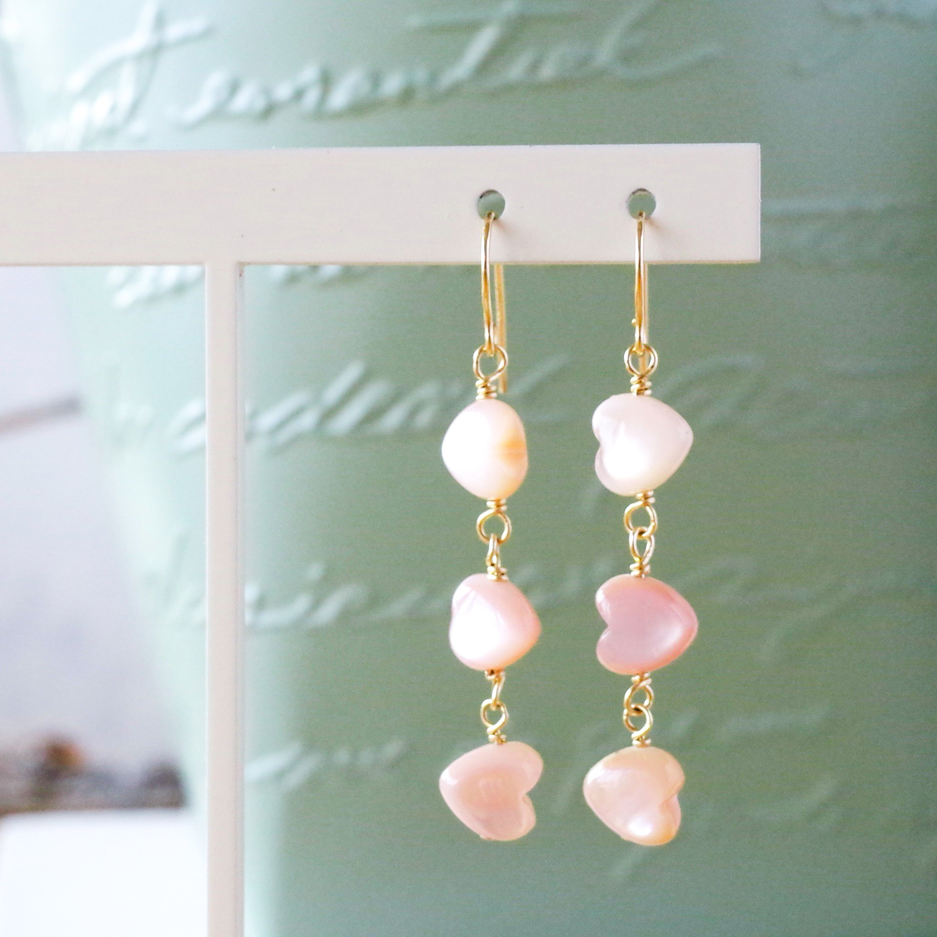 【高品質】ピンクシェルのハート　ロングフックピアス(14kgf)