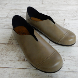 易於穿脫和行走，V 型平底一腳蹬鞋，編號 1306 第4張的照片