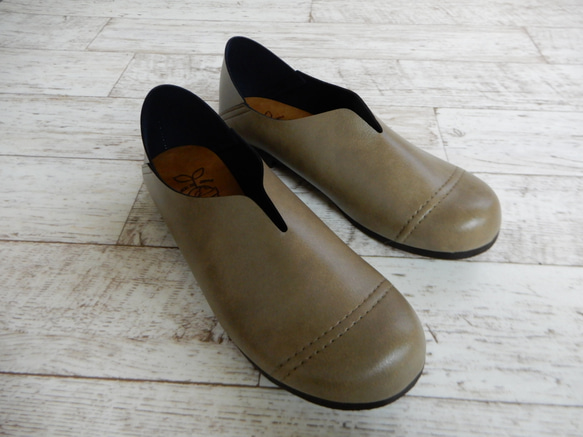 易於穿脫和行走，V 型平底一腳蹬鞋，編號 1306 第4張的照片