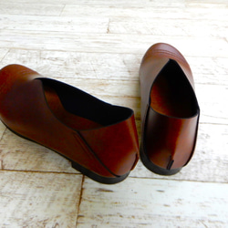 易於穿脫和行走，V 型平底一腳蹬鞋，編號 1306 第5張的照片