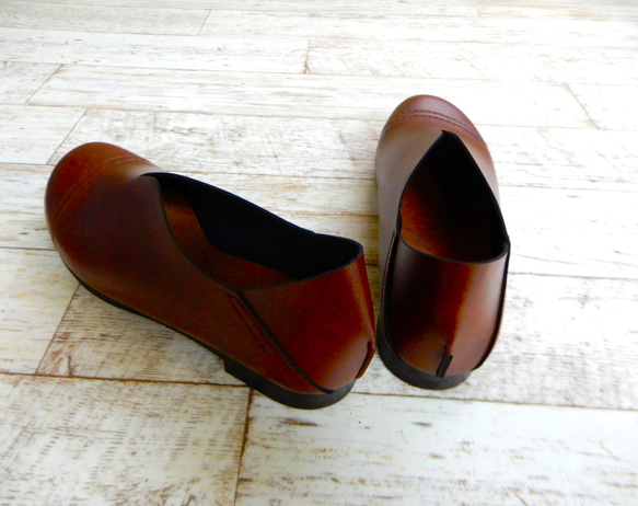 易於穿脫和行走，V 型平底一腳蹬鞋，編號 1306 第5張的照片