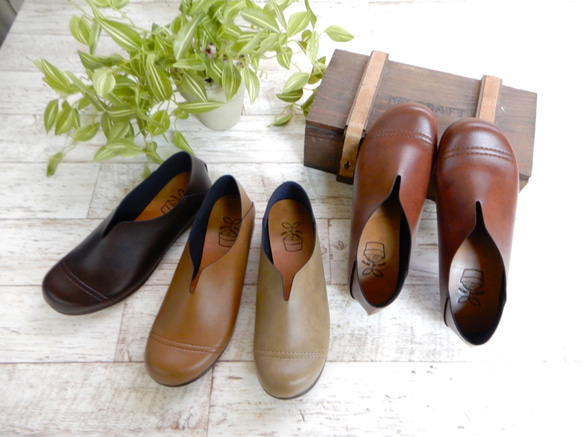 易於穿脫和行走，V 型平底一腳蹬鞋，編號 1306 第1張的照片