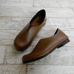 易於穿脫和行走，V 型平底一腳蹬鞋，編號 1306 第2張的照片