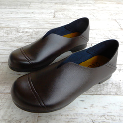 易於穿脫和行走，V 型平底一腳蹬鞋，編號 1306 第3張的照片