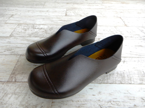 易於穿脫和行走，V 型平底一腳蹬鞋，編號 1306 第3張的照片