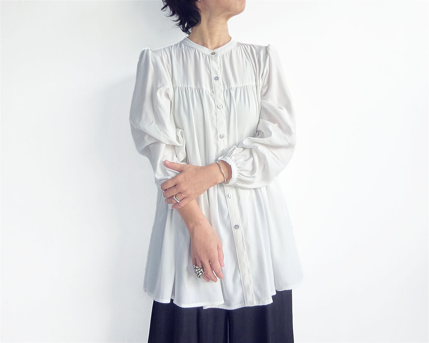 モデルチェンジの為、値下げ♪ ビスコース　ティア―ドブラウス（ホワイト）