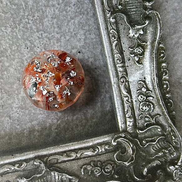 （送料無料）金魚玉　天然石　透明な宝石が彩る帯留め　橙　雪白　クリア　黒　シルバー 3枚目の画像