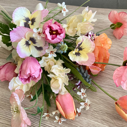 チューリップとポピー、パンジーの春色ミックスカラーのクラッチ