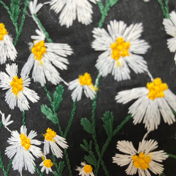 L字ファスナー型ポーチ  刺繍　お花　ブラック　通帳ケース　お薬手帳入れ 5枚目の画像