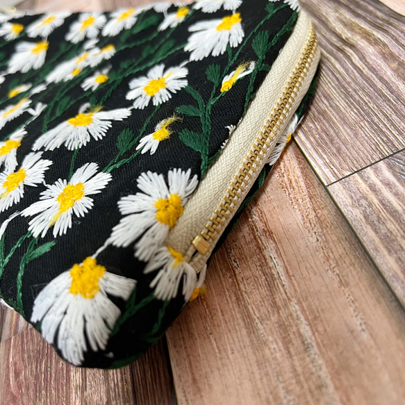 L字ファスナー型ポーチ  刺繍　お花　ブラック　通帳ケース　お薬手帳入れ 3枚目の画像