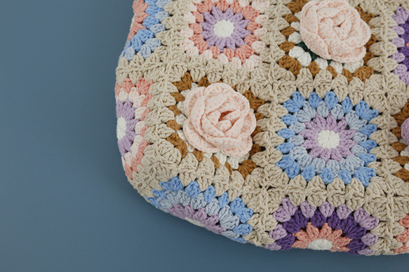高級な手編み、立体的な花のショルダーバッグ、色系が甘い 7枚目の画像