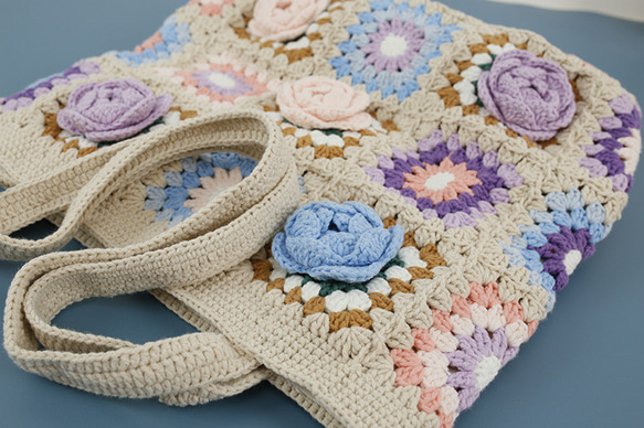 高級な手編み、立体的な花のショルダーバッグ、色系が甘い 5枚目の画像