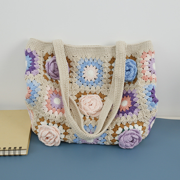高級な手編み、立体的な花のショルダーバッグ、色系が甘い 1枚目の画像