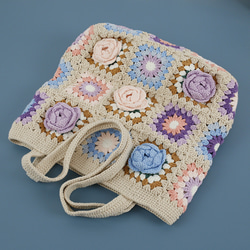 高級な手編み、立体的な花のショルダーバッグ、色系が甘い 3枚目の画像