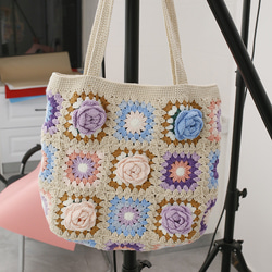 高級な手編み、立体的な花のショルダーバッグ、色系が甘い 2枚目の画像