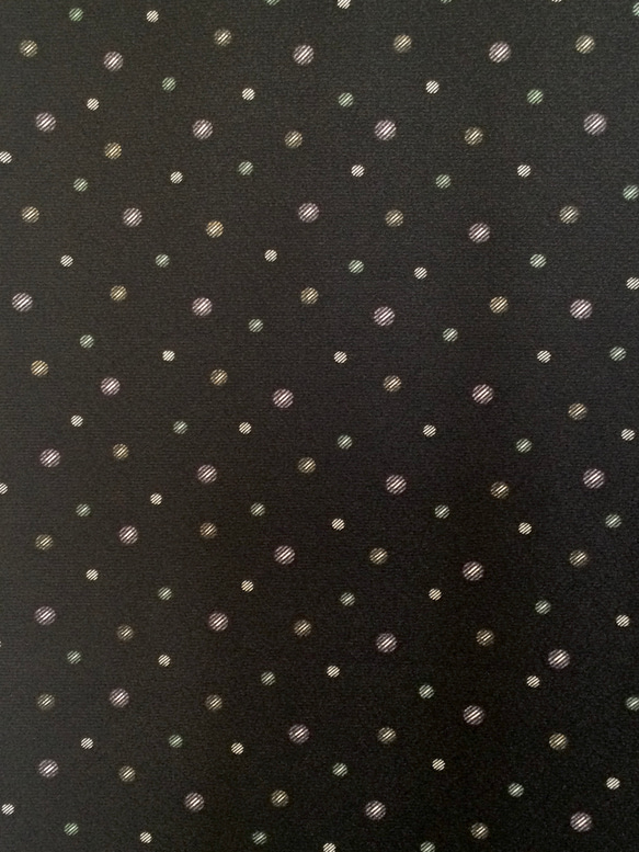 黒地の水玉と隈取りのあるストライプ　シルクのメンズリバーシブルマフラー 10枚目の画像