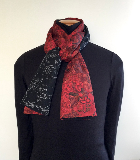 黒地の鳥獣戯画と魅惑の赤の更紗 シルクのメンズリバーシブルマフラー