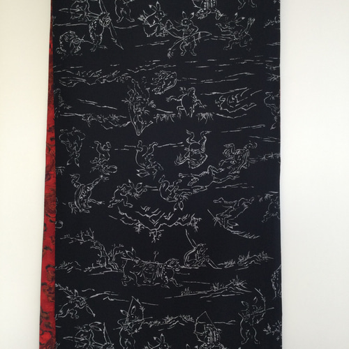 黒地の鳥獣戯画と魅惑の赤の更紗 シルクのメンズリバーシブルマフラー