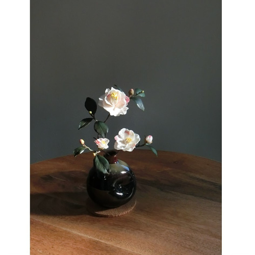 ✿【 粘土置物 】「大人の気品。青碧の葉をまとう」白椿（半紅覆輪）No