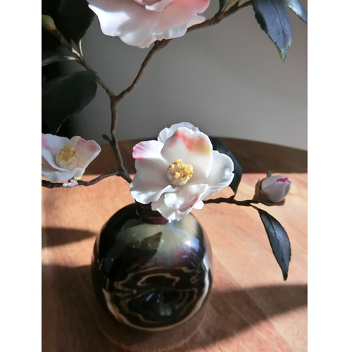 ✿【 粘土置物 】「大人の気品。青碧の葉をまとう」白椿（半紅覆輪）No