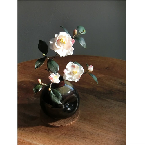 ✿【 粘土置物 】「大人の気品。青碧の葉をまとう」白椿（半紅