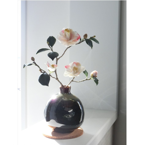✿【 粘土置物 】「大人の気品。青碧の葉をまとう」白椿（半紅