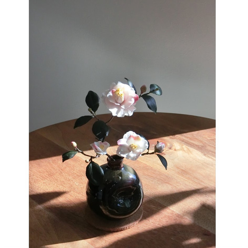 ✿【 粘土置物 】「大人の気品。青碧の葉をまとう」白椿（半紅覆輪）No