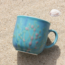 母の日 沖縄の砂浜と縁起の良い珊瑚カップペアセット 青色×純白  結婚祝  <名入れ対応可>【ギフトボックス＆紙袋付】 3枚目の画像
