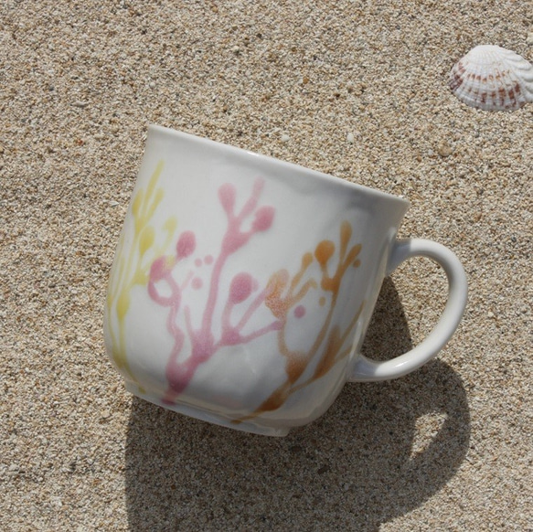 母の日 沖縄の砂浜と縁起の良い珊瑚カップペアセット 青色×純白  結婚祝  <名入れ対応可>【ギフトボックス＆紙袋付】 4枚目の画像