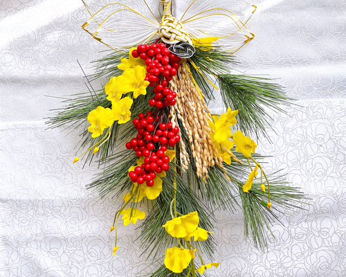 お正月飾り 若松と稲穂に南天を添え束ねた しめ縄 リース お正月 ドライフラワー 5c136da54a5f045816e70daef6e6f7