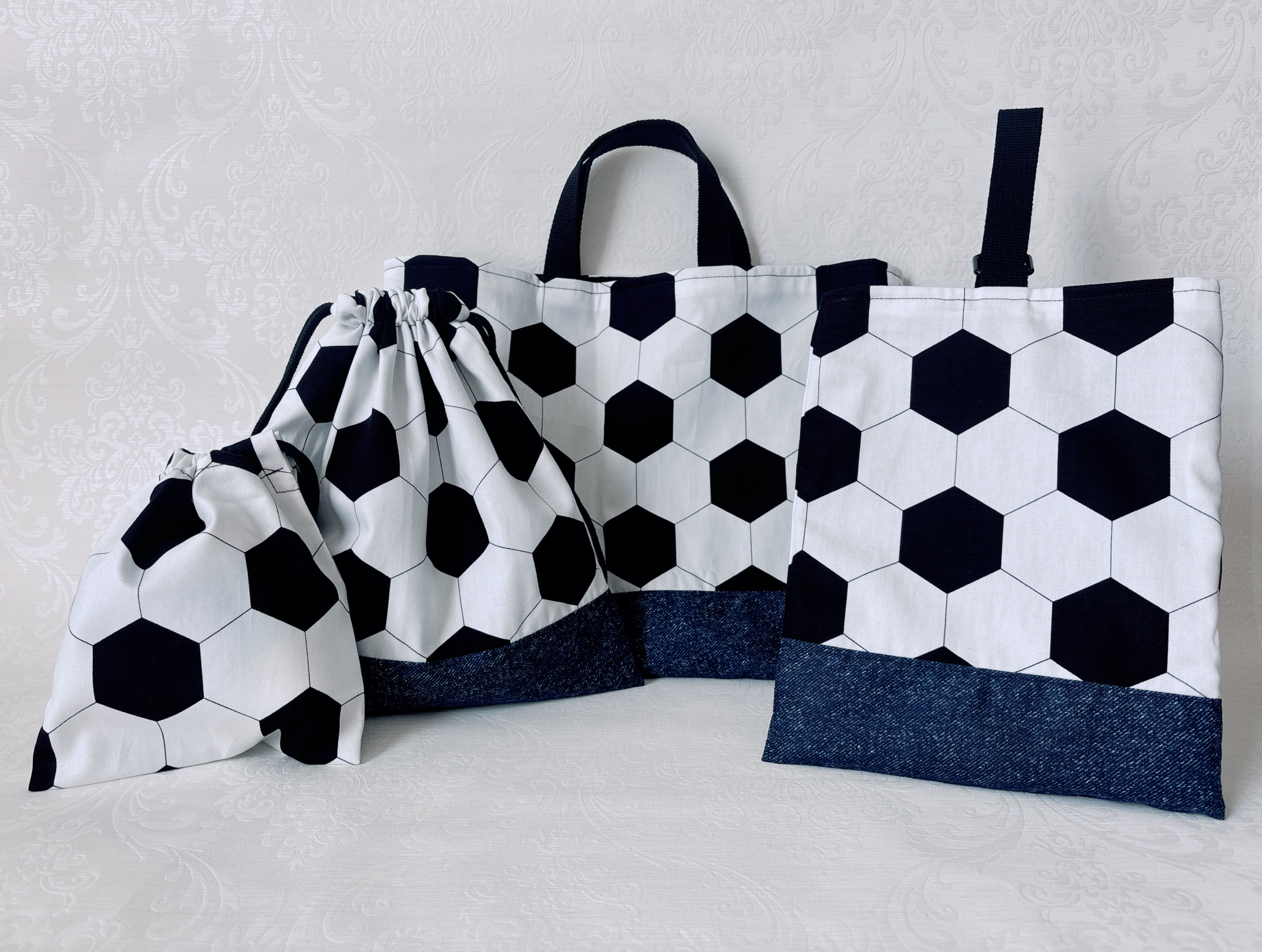 サッカー好きの男の子のための⚽️入園入学 4点セット レッスンバッグ 上履き入れ 着替え袋 給食袋