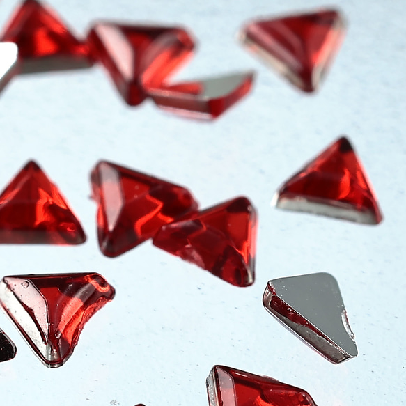 ラインストーン 3ｍｍ 赤 三角 9000粒 プラ製 立体 ネイル レジン デコ ハンドメイド パーツ BD3495 3枚目の画像