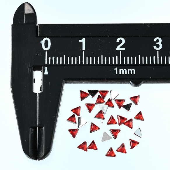 ラインストーン 3ｍｍ 赤 三角 9000粒 プラ製 立体 ネイル レジン デコ ハンドメイド パーツ BD3495 4枚目の画像