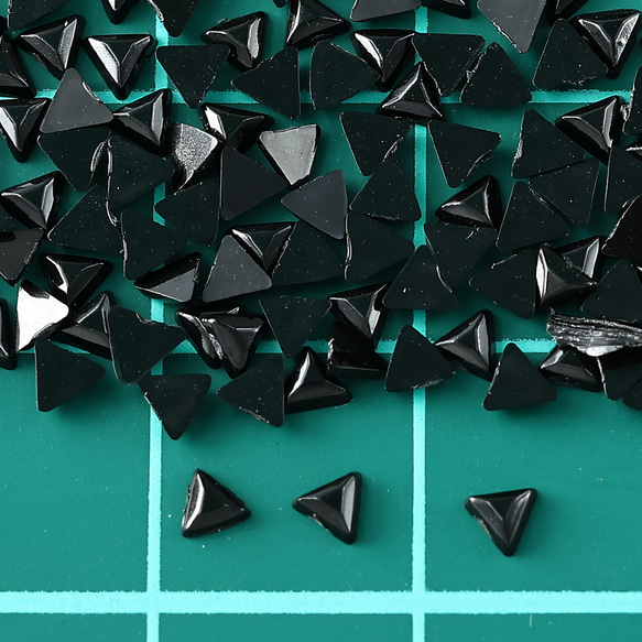 ラインストーン 3ｍｍ 黒 三角 9000粒 プラ製 立体 ネイル レジン デコ ハンドメイド パーツ BD3497 5枚目の画像