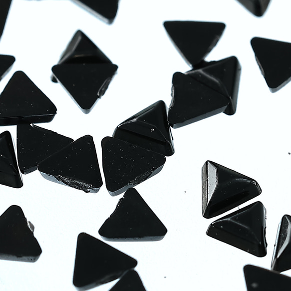 ラインストーン 3ｍｍ 黒 三角 9000粒 プラ製 立体 ネイル レジン デコ ハンドメイド パーツ BD3497 3枚目の画像