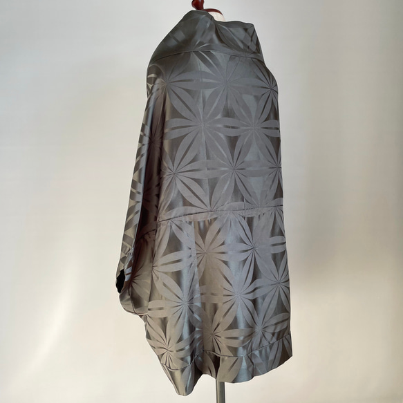 【1点もの】さんかく羽織 ブローチ付き 総手縫い -絹羽織地 ダークカーキ 麻の葉模様 TRH163 6枚目の画像